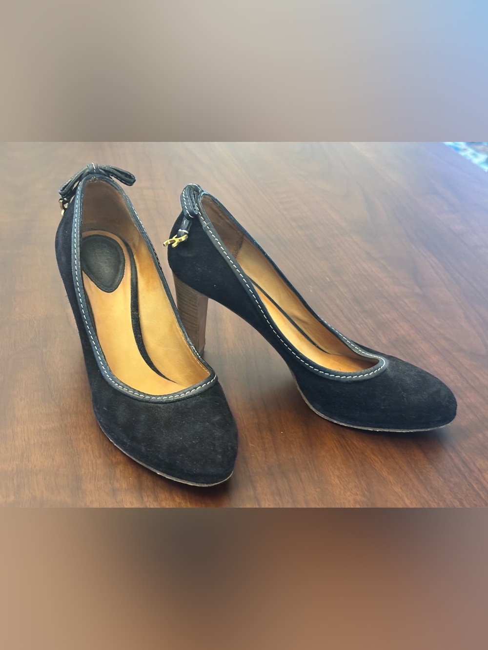 Chloé Black Suede Leather Pumps Heels Bow Gold Hardware Italy 37.5 7.5